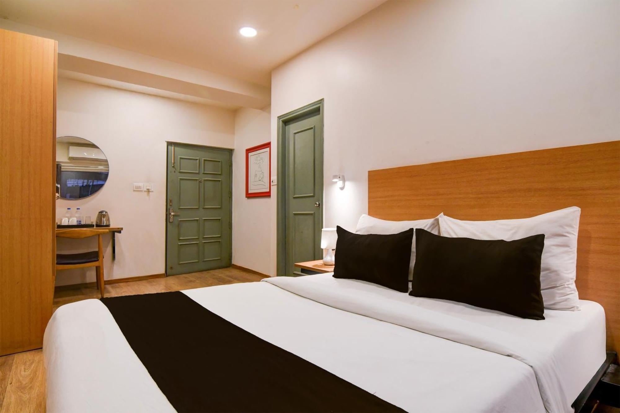 Super Townhouse Vip Road Formerly The Sky Kolkata Exterior photo