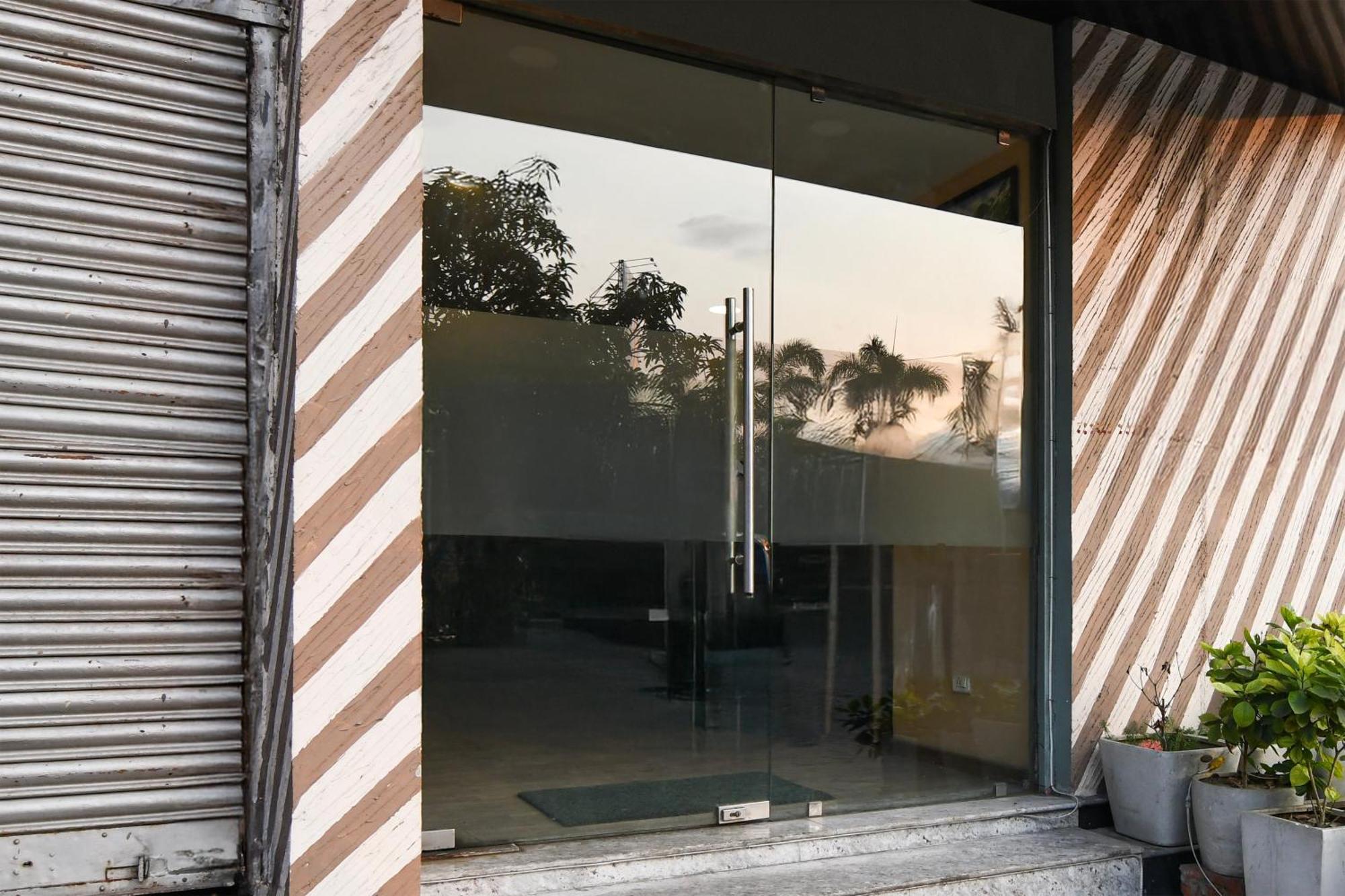 Super Townhouse Vip Road Formerly The Sky Kolkata Exterior photo