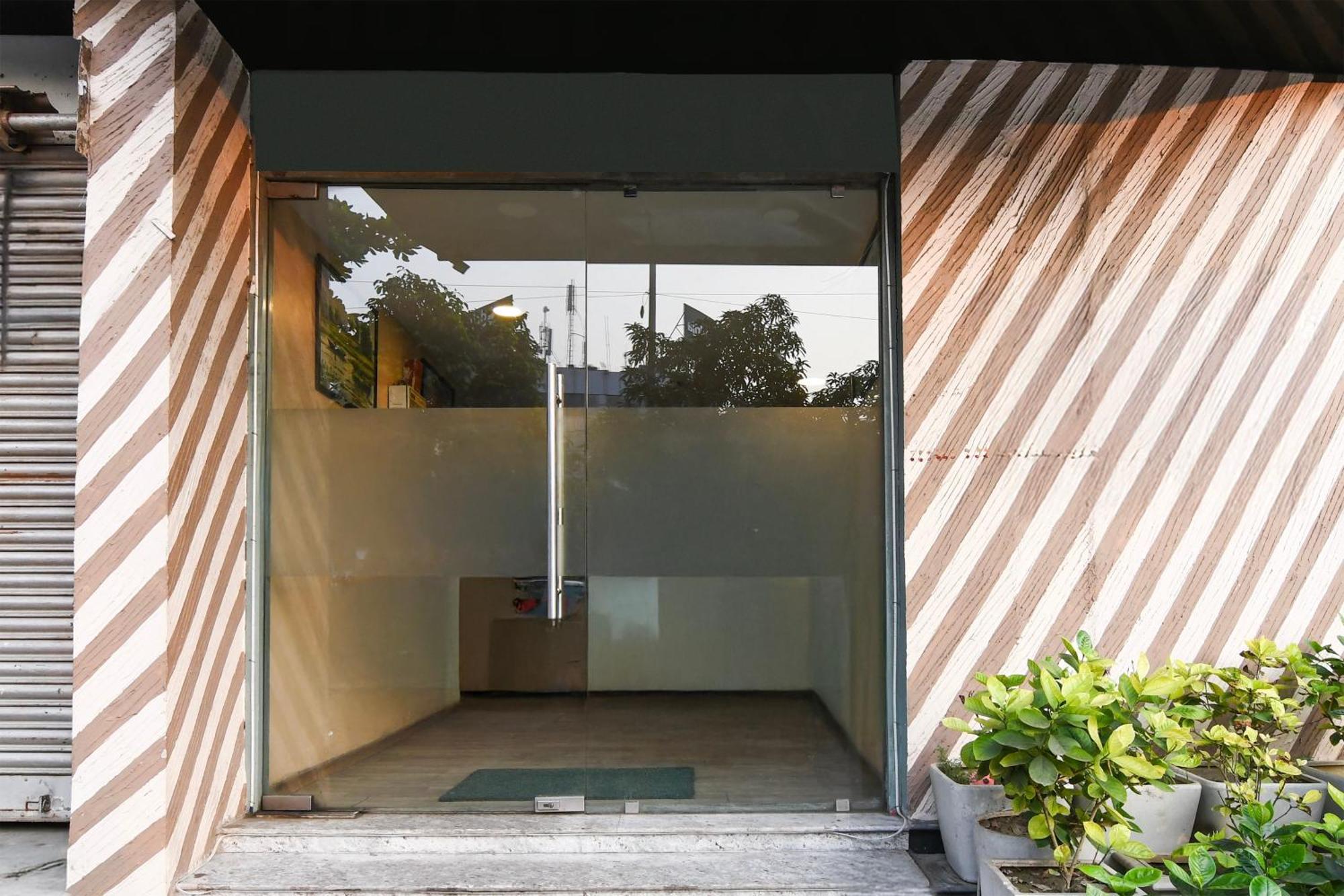 Super Townhouse Vip Road Formerly The Sky Kolkata Exterior photo